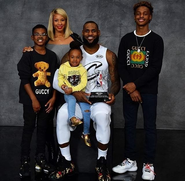 翻入看台后 翻入看台后